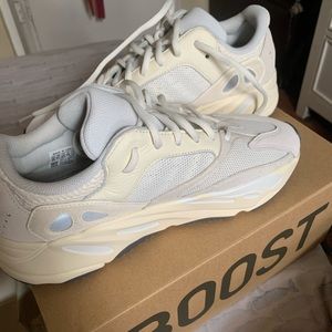 Yeezy 700 analog